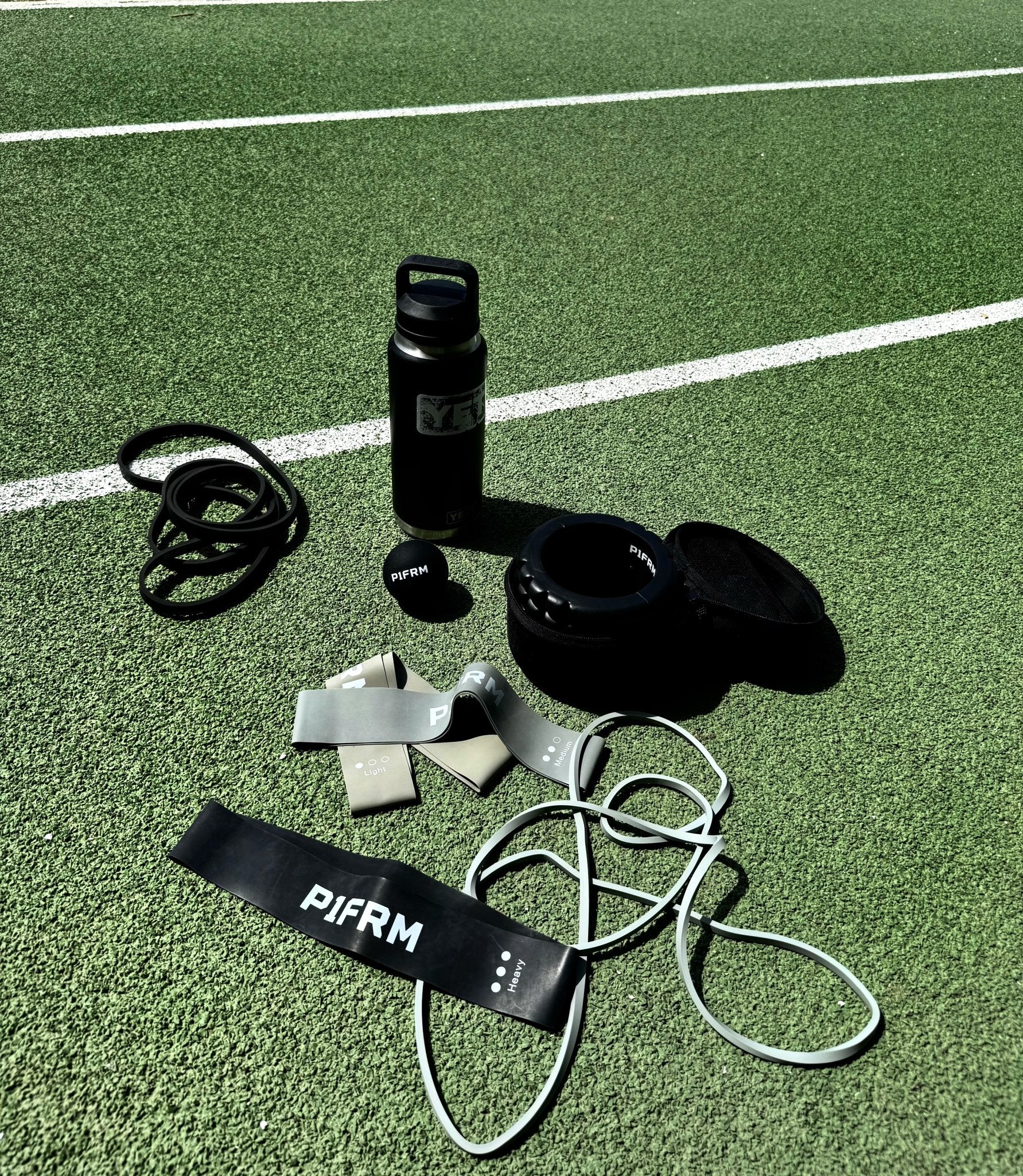 Kit mobilité, performance et récupération musculaire P1FRM. Mini rouleau, balle de massage, 5 bandes de résistances